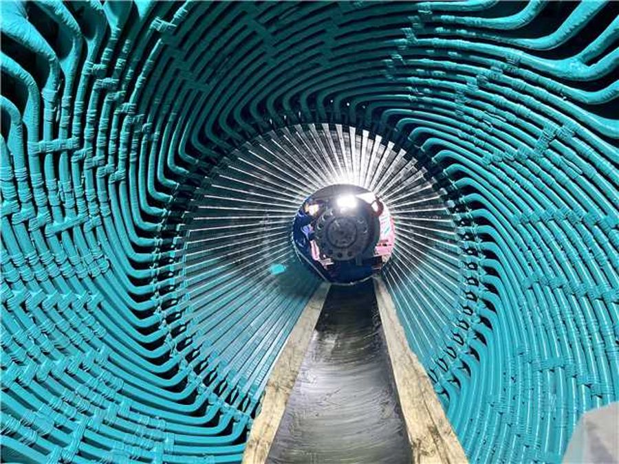 1號燃機發(fā)電機轉(zhuǎn)子回裝準(zhǔn)備就緒（攝影：唐朝）